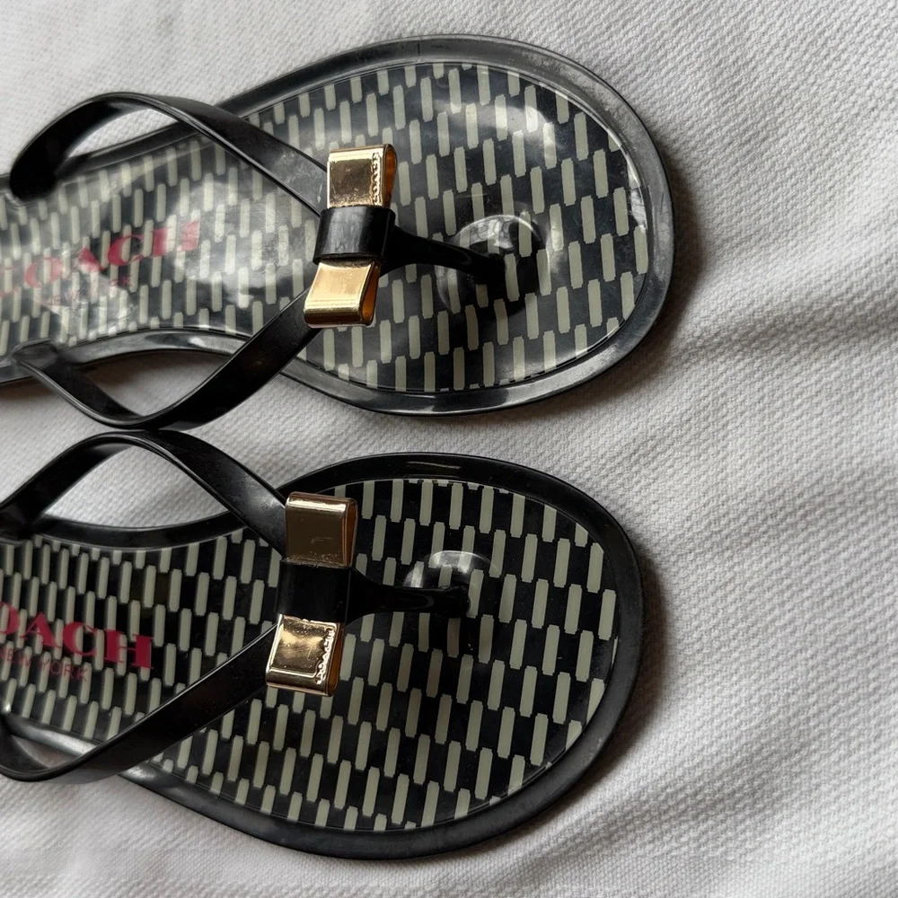 Coach Landon Jelly Thong Sandals With Gold Metal Bow Size 7 - Picture 5 of 10